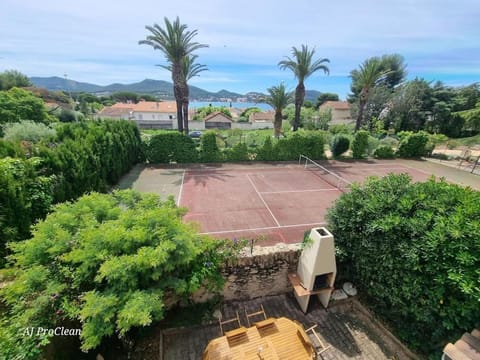 Spring, Day, Natural landscape, Garden, Squash, Tennis court, Garden view