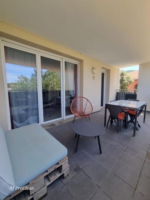 Patio, Day, Balcony/Terrace, Dining area