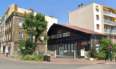 Property building, Day, Neighbourhood, Street view