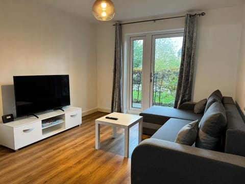 Communal lounge/ TV room, TV and multimedia, Living room, Seating area, Evening entertainment