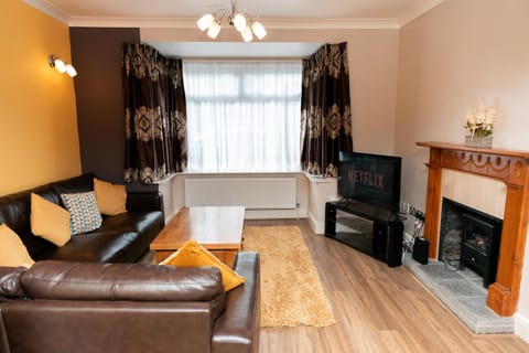 Frimley, Sleeps 6 With Free Parking, Free Wi-Fi and Netflix Apartment in Farnborough