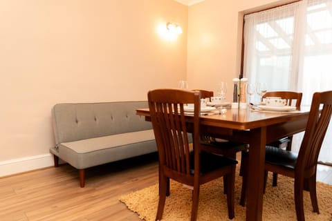 Frimley, Sleeps 6 With Free Parking, Free Wi-Fi and Netflix Apartment in Farnborough