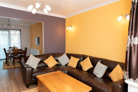 Frimley, Sleeps 6 With Free Parking, Free Wi-Fi and Netflix Apartment in Farnborough