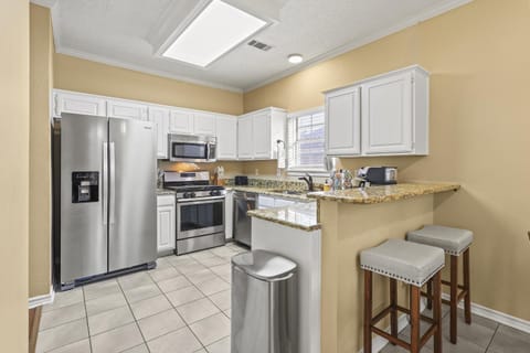 Kitchen or kitchenette, Dining area, dishwasher, microwave, oven, stove, toaster