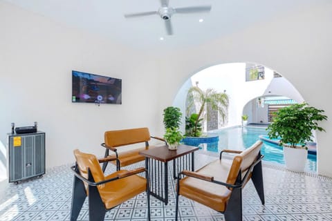 Patio, Communal lounge/ TV room, Day, TV and multimedia, View (from property/room), Balcony/Terrace, Living room, Seating area, Dining area, Evening entertainment, Pool view, Swimming pool, Swimming pool, fireplace, sunbed