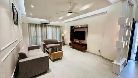 Communal lounge/ TV room, TV and multimedia, Living room, Seating area, Evening entertainment