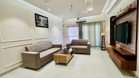 Communal lounge/ TV room, TV and multimedia, Living room, Seating area, Evening entertainment