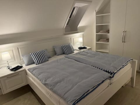 Bed, Photo of the whole room, wardrobe