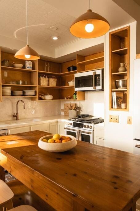 Kitchen or kitchenette, Food and drinks, stove