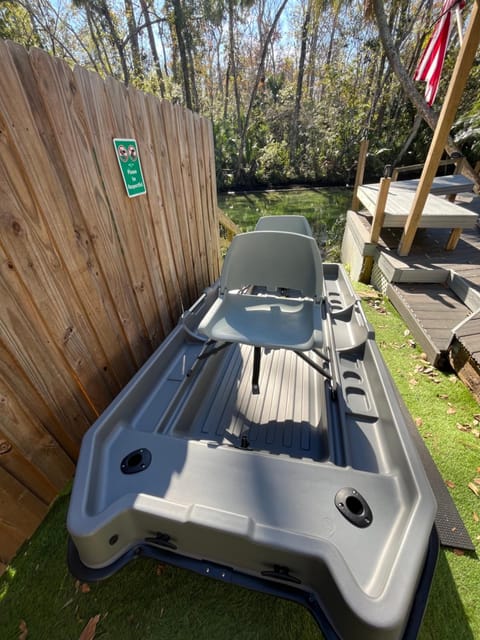 Main River Retreat hot tub, canoe with trolling motor Villa in Spring Hill