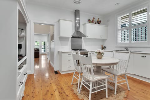 Kitchen or kitchenette, Seating area