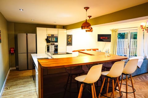 Bailey's Place 6 Bedroom House by AltoLuxoExperience Short Lets & Serviced Accommodation with Free Parking & Wifi House in Bristol