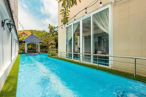 Property building, Day, Pool view, Swimming pool