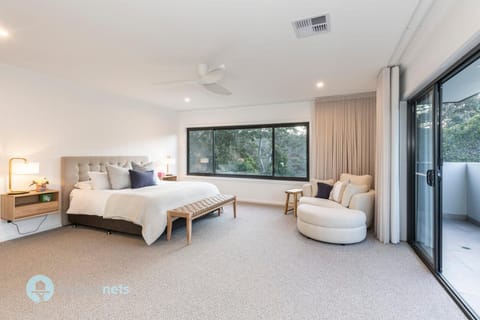 Luxury 4 Bed Sydney Home Close to Manly Beach House in Manly Vale