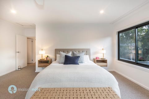 Luxury 5 Bedroom House With Aircon & Granny Flat House in Manly Vale