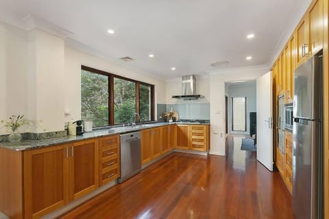 Charming Family Retreat 4Bed in West Pennant Hills House in Castle Hill