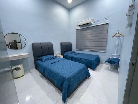 Bed, Seating area, Bedroom, air conditioner