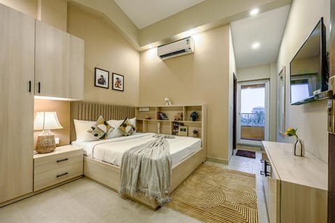 Bed, TV and multimedia, Kitchen or kitchenette, Photo of the whole room, Bedroom, wardrobe, air conditioner