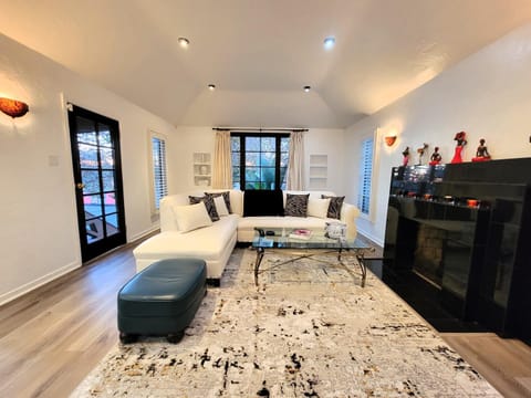 TV and multimedia, Living room, Photo of the whole room, Seating area