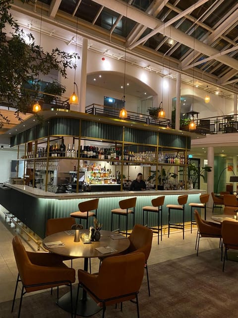 Restaurant/places to eat, Lounge or bar