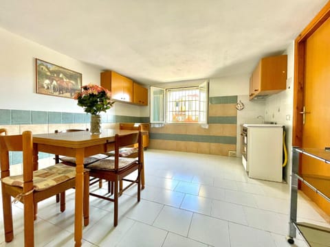 Kitchen or kitchenette, Dining area, oven