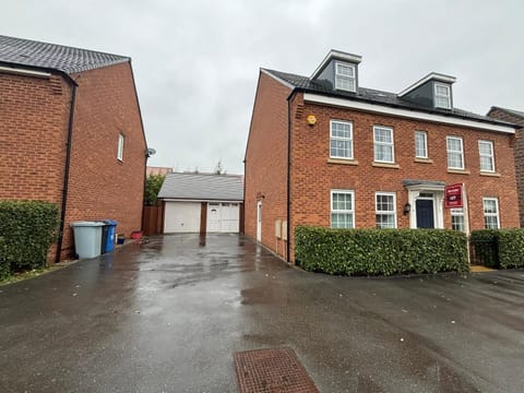 6 Bed Workmen Corporate House House in Kettering