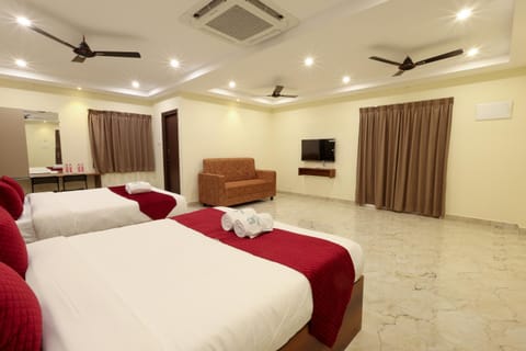 Bed, TV and multimedia, Living room, Photo of the whole room, Bedroom, towels, air conditioner