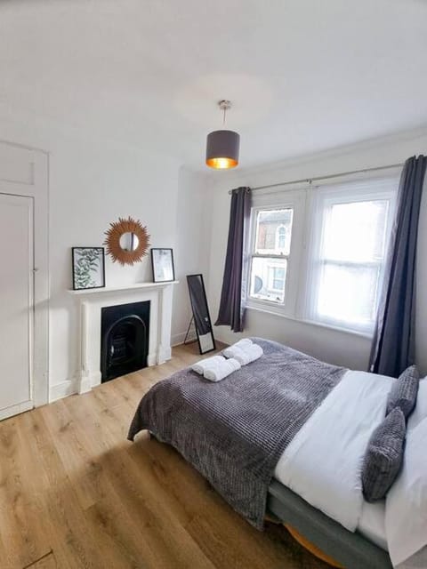 Evo Stays - 2 bedroom - 2 mins walk to Station Town Centre Apartment in Gravesend