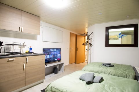 Bed, TV and multimedia, Bedroom