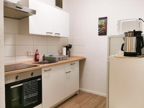 Coffee/tea facilities, Kitchen or kitchenette, oven, stove, toaster