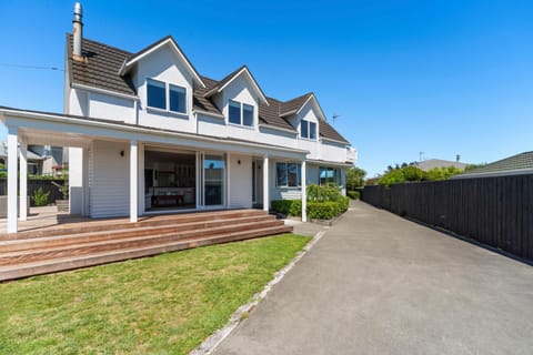 Relax on Rainbow House in Taupo