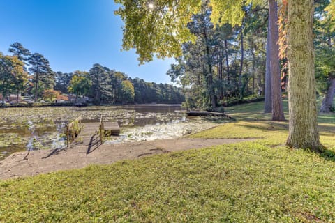 Lakefront Guest Suite Near Richmond Apartment in Richmond