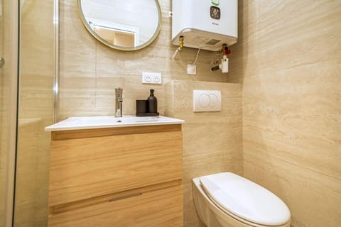 Shower, Toilet