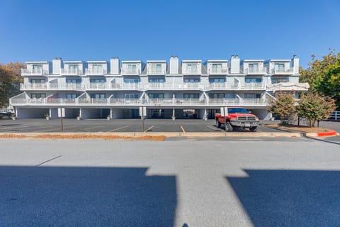 Steps to Ocean Colorful Abode in Fenwick Island House in Fenwick Island