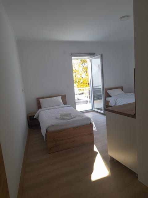 Bed, Balcony/Terrace, Photo of the whole room, Bedroom, towels