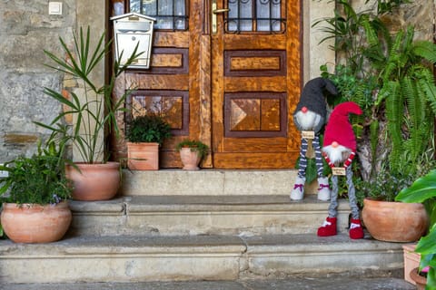 Property building, Facade/entrance, Decorative detail, Seasons