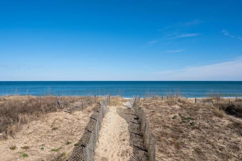 OBX 4BR Oceanfront Cottage House in Kill Devil Hills