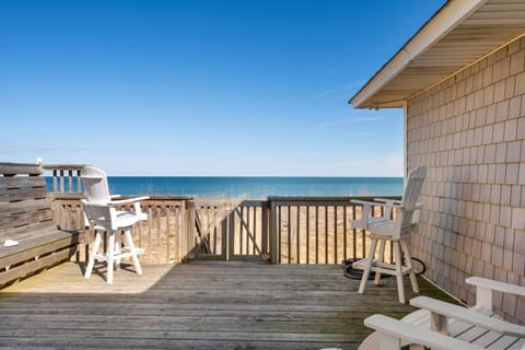 OBX 4BR Oceanfront Cottage House in Kill Devil Hills