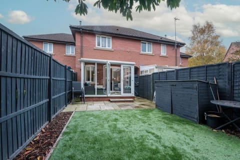 Property building, Patio, Day, Garden