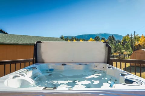 Deer Hallow Family Hot Tub Rec Room BBQ Grill House in Woodland Park