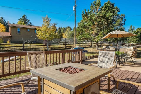 Deer Hallow Family Hot Tub Rec Room BBQ Grill House in Woodland Park