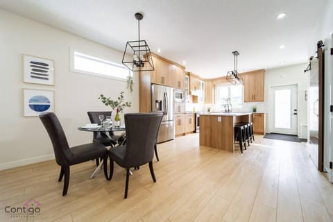 Modern Retreat, AirCon, Backyard, Near DT & WEM House in Edmonton