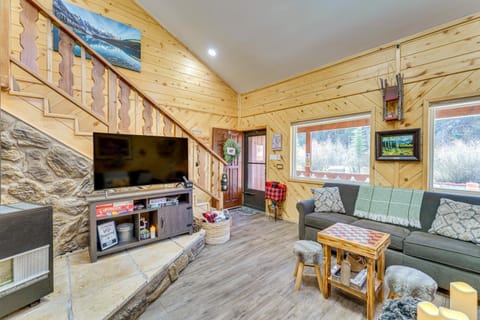 Walk to Ski Lift Family-Friendly Red River Haven! House in Red River