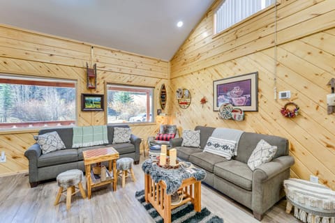 Walk to Ski Lift Family-Friendly Red River Haven! House in Red River