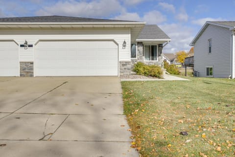 6 Mi to Lambeau Field Whimsy Wisconsin Duplex House in Green Bay