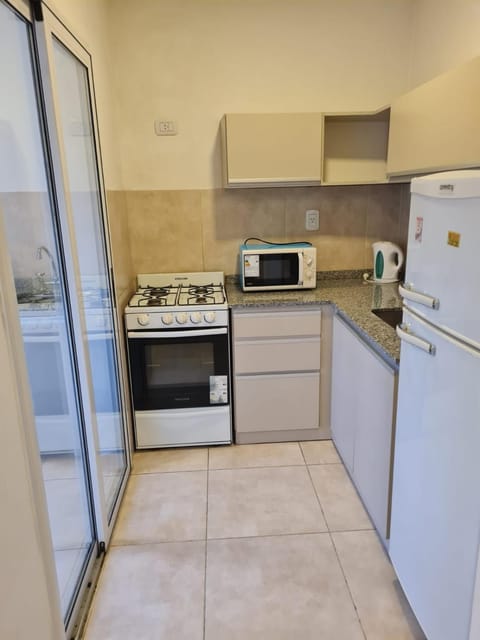 Kitchen or kitchenette, oven, pet friendly, stove