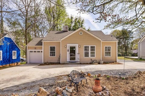 Property building, Day, Neighbourhood, Garden, Street view