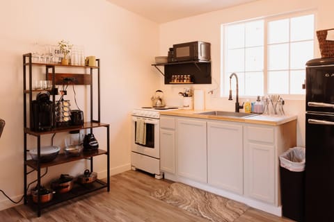 Coffee/tea facilities, Kitchen or kitchenette, oven, pet friendly, stove, toaster