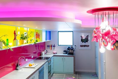 Designers dream, Tokyo pop art apartment with courtyard, fire & views Apartment in Wanaka