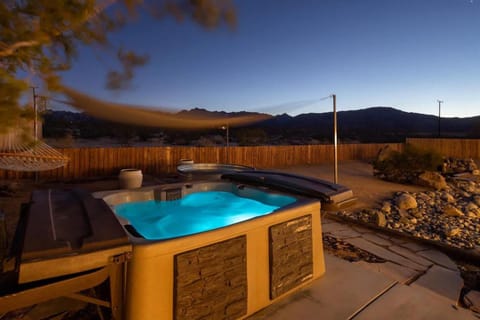 Stargaze & Soak Hot Tub Fireplace & Desert Views Haus in Twentynine Palms